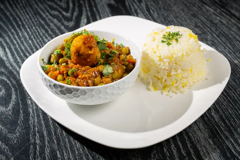 Bruchi stew with baby potatoes, peas and peppers