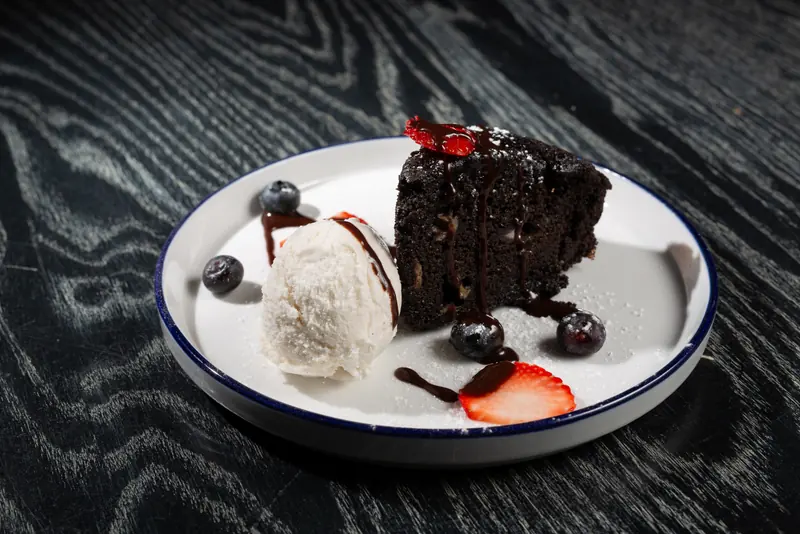 Vegan cake with banana: a flourless dark chocolate cake served with berries